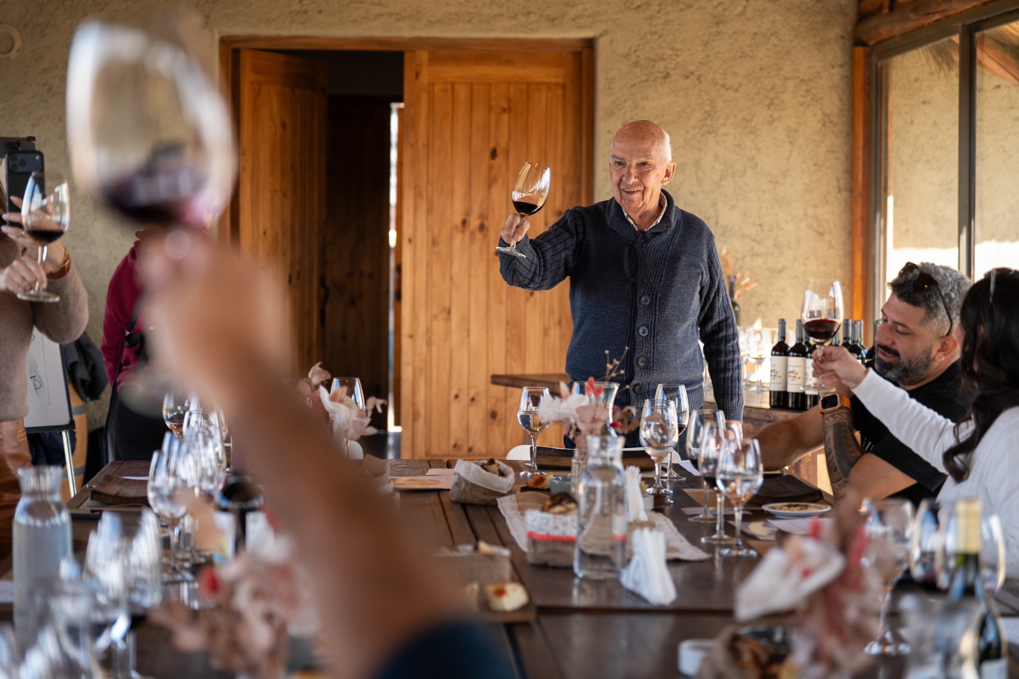 Antonio Mas compartiendo una degustación en Finca Propia