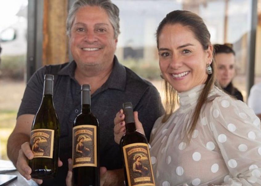 Propietarios de Finca Propia con sus botellas de etiqueta propia